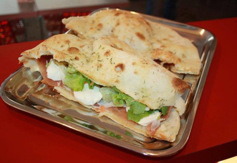 Bella kavárna a pizzeria