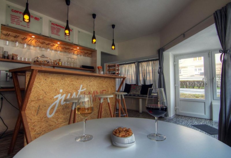 JustWINE bar &amp; shop Zahradníkova
