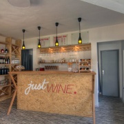 JustWINE bar &amp; shop Zahradníkova